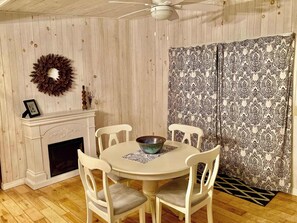 Dining - Cold Stream Cottage: A Serene Lakeside Escape (Lincoln)