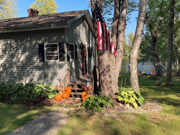 Property grounds - Cold Stream Cottage: A Serene Lakeside Escape (Lincoln)