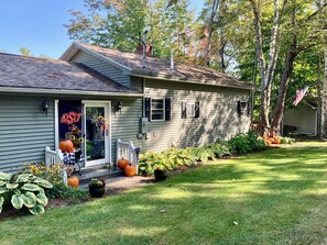 Exterior - Cold Stream Cottage: A Serene Lakeside Escape (Lincoln)