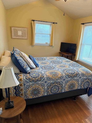 2 bedrooms, iron/ironing board, WiFi, bed sheets - Cold Stream Cottage: A Serene Lakeside Escape (Lincoln)
