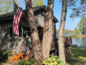 Exterior - Cold Stream Cottage: A Serene Lakeside Escape (Lincoln)