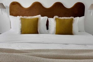 4 bedrooms, desk, iron/ironing board, travel cot