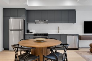 Frigorífico, microondas, horno y placa de cocina