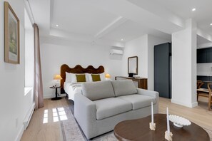 2 chambres, bureau, fer et planche à repasser, lit parapluie