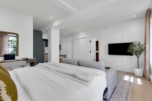 2 bedrooms, desk, iron/ironing board, travel cot - Mercer- 3Beds King Ensuite- Free Parking (Montréal)