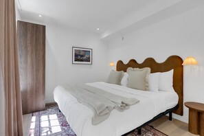 1 slaapkamer, een bureau, een strijkplank/strijkijzer, reisbedje