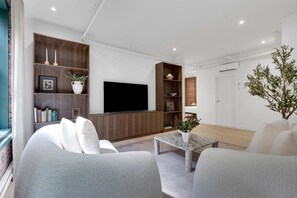 Een televisie en een kantoor