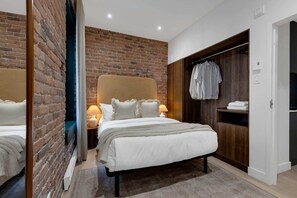 2 bedrooms, desk, iron/ironing board, travel cot