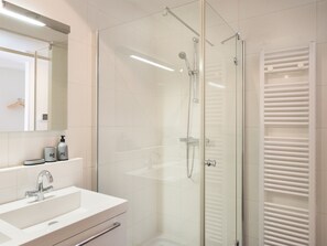 Een douche, handdoeken