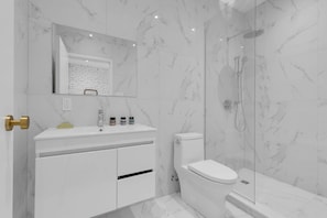 Regadera, secadora de cabello, toallas 