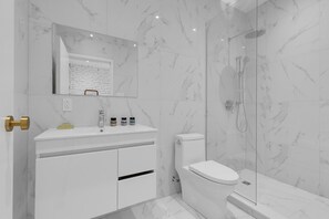 Dusche, Haartrockner, Handtücher