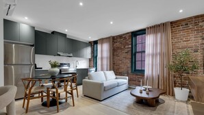 Ein modernes Apartment mit Küche, Essbereich und Wohnzimmer.