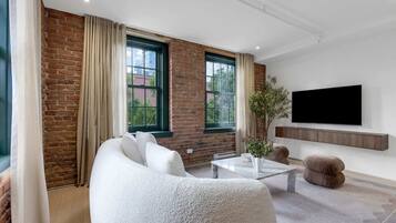 Una televisión, una oficina