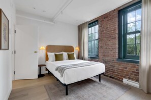 1 slaapkamer, een bureau, een strijkplank/strijkijzer, reisbedje