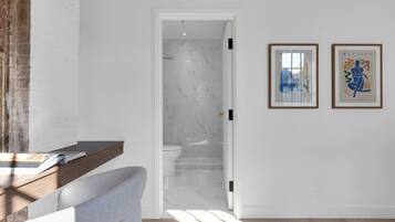 Ducha, secador de pelo y toallas