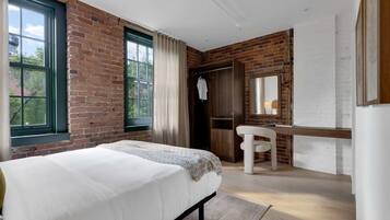 1 dormitorio, escritorio, tabla de planchar con plancha y cuna de viaje