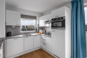 Fridge, microwave, stovetop, dishwasher