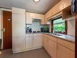 Kühlschrank, Mikrowelle, Herdplatte, Wasserkocher mit Kaffee-/Teezubehör