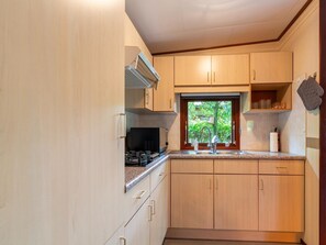 Refrigerador, microondas, parrilla de estufa y cafetera y tetera