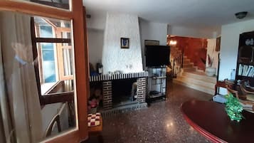 Televisión y chimenea