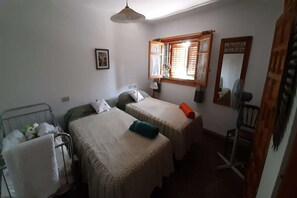 5 chambres, lit de bébé portatif