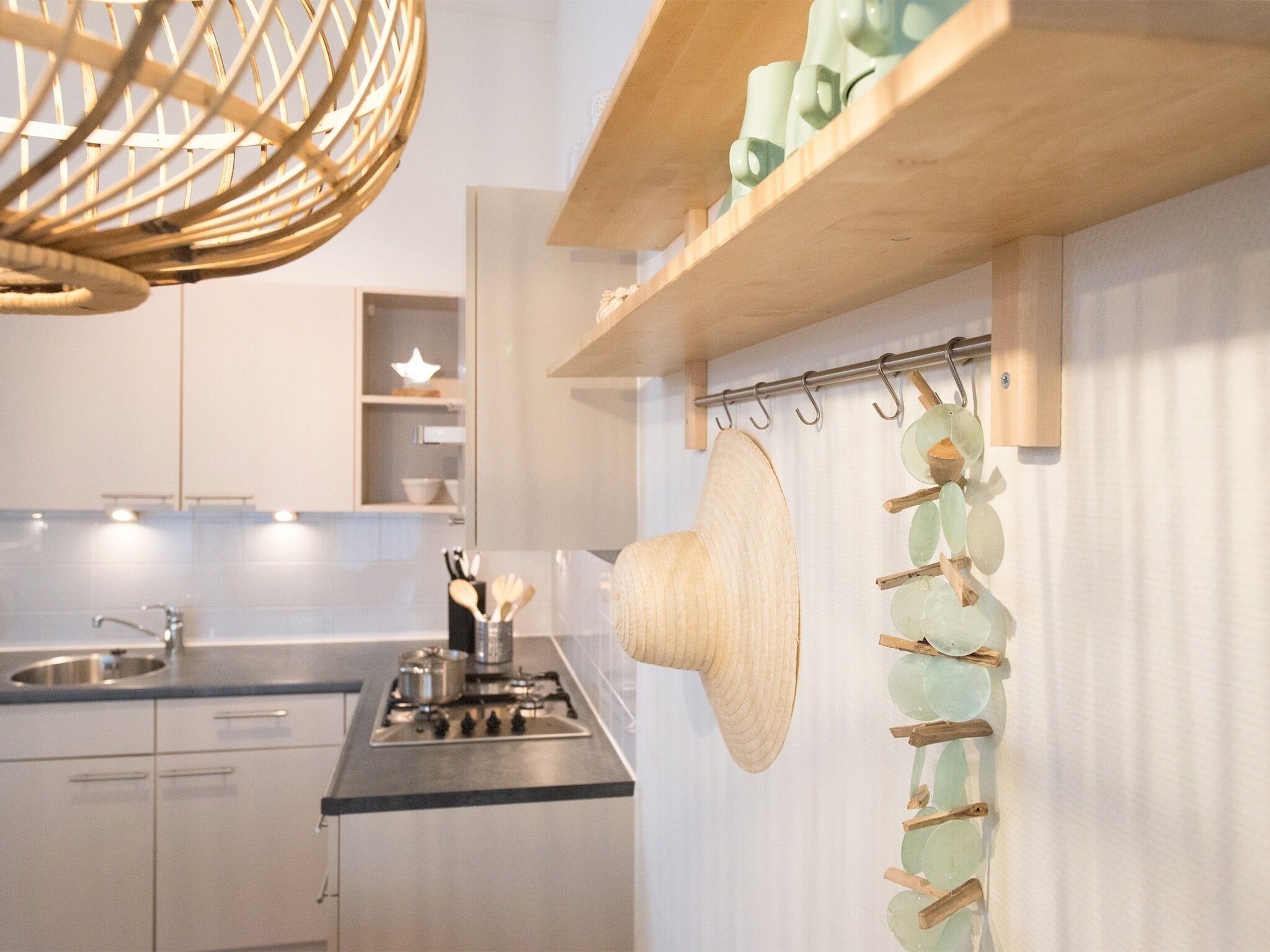 Een koelkast, een oven, een kookplaat, een vaatwasser