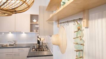 Een koelkast, een oven, een kookplaat, een vaatwasser