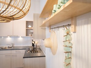 Kjøleskap, ovn, kokeplater og oppvaskmaskin