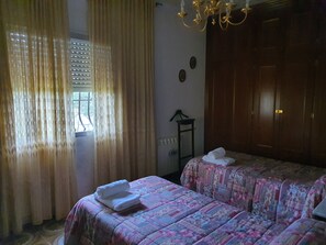 3 bedrooms, iron/ironing board, bed sheets - Beautiful farm in Tresjuncos (Tresjuncos)