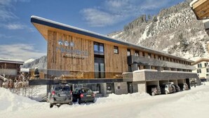 Un bâtiment doté d’une façade en bois et d’une enseigne sur laquelle on peut lire le mot « Residenz ».