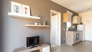 Un apartamento moderno con sala de estar, cocina y comedor.