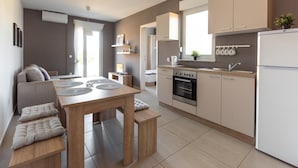 Una cocina moderna con comedor, electrodomésticos integrados y vistas al exterior.