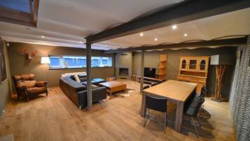 Televisie, een open haard en tafelvoetbal