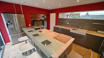 Réfrigérateur, plaque de cuisson, lave-vaisselle, cafetiÚre/bouilloire