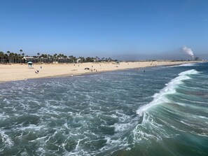 Beach nearby, sun-loungers, beach towels