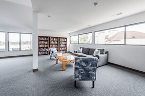 Smart TV, chimenea, futbolito y tenis de mesa 