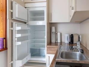 Frigorifero, forno, piano cottura, bollitore elettrico