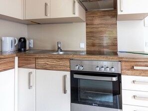 Refrigerador, horno, parrilla de estufa y tetera eléctrica