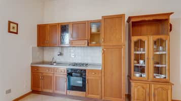 KĂŒhlschrank, Ofen, Herdplatte, Wasserkocher mit Kaffee-/Teezubehör