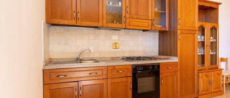 Fridge, oven, stovetop, coffee/tea maker