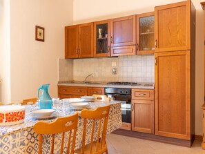 Réfrigérateur, four, plaque de cuisson, cafetière/bouilloire