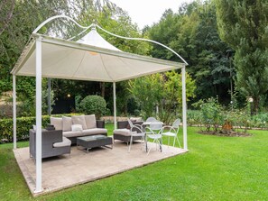 Terrace/patio - Apartment in Umbria with Pool & Nature Views (Foligno)