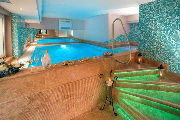 Piscina coperta, una piscina riscaldata