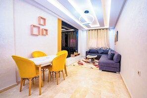 Apartamento Deluxe, vistas a la ciudad | Zona de estar | Una televisión