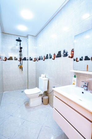 Comfort Penthouse | Bilik Mandi | Pancuran mandi, tuala disediakan, sabun, tisu tandas