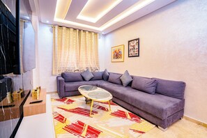 디럭스 아파트, 시내 전망 | 거실 공간 | TV