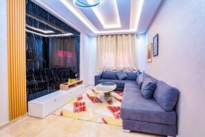 Căn hộ Deluxe, quang cảnh thành phố | Khu phòng khách | TV 