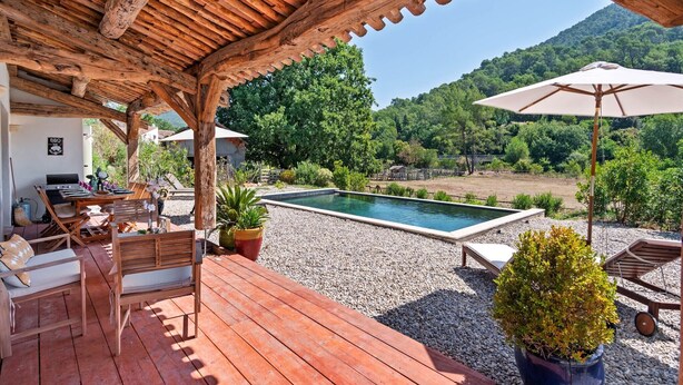 A wooden deck with a pool, outdoor furniture, and a BBQ area. - Villa in Bargemon with Pool and Mountain Views (Bargemon)
