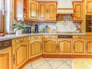 Réfrigérateur, un four, surface de cuisson, lave-vaisselle