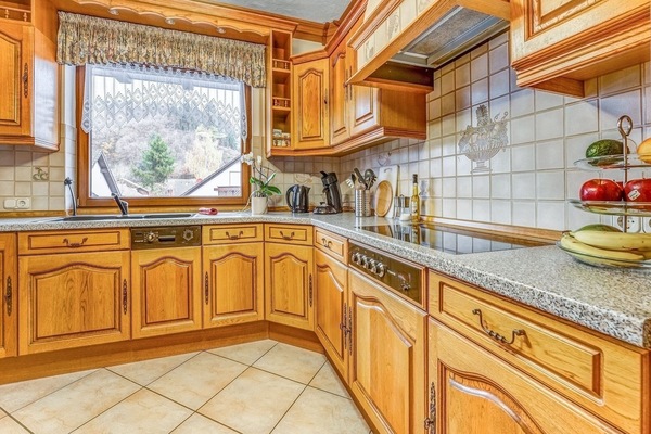 Een koelkast, een oven, een kookplaat, een vaatwasser